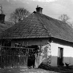Babice, zach. pierzeja rynku, dom nr 64, widok od pd.- zach., fot. J. Tur, B. Tondos, 1960 r.