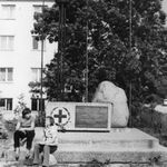 Błażowa, uczestnicy obozu inwentaryzacyjnego, na tle pomnika partyzantów AK-BCH, fot. A. Bocheński, 1980, sygn. AAB_01_11_042_C