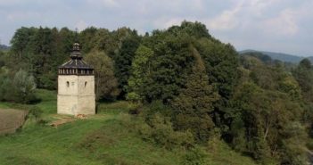 Дзвінниця як колиси. Внет завершыня реставрациі обєкту в Полянах Суровичных