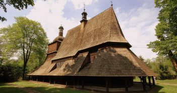 Перлину Низкого Бескіду, костел свв. Пилипа і Якова в Санковій мож обзерати з хыжы завдякы інтернетовій візуалізациі