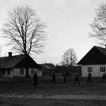 fot. B. Tondos, listopad 1964 r., budynki szkolne: po lewej budynek stary, po prawej budynek nowy