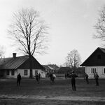 fot. B. Tondos, listopad 1964 r., budynki szkolne: po lewej budynek stary, po prawej budynek nowy
