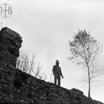 fot. J.T., B.T., zabezpieczanie korony murów w 1972 r., na fot. Olgierd Łotoczko