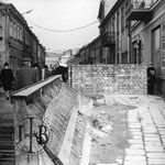 Jarosław, ul. Grodzka, brama krakowska i mury miejskie, prace przy odsłonięciu fortyfikacji, fot. L. Starzak, 10.12.1973, sygn. TT_25_4234_C_009