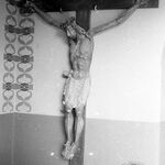 fot. Barbara Tondos, l. 60-te XX w., krucyfiks w kruchcie kościoła 