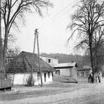 Babice, pn. pierzeja rynku, na pierwszym planie budynek nr 11, w tle kiosk "Ruch", drewniana zabudowa oraz budynek gminny nr 10, fot. B. Tondos, 1994 r.