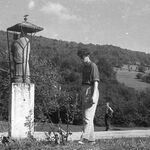 Małastów, Jerzy Tur w czasie inwentaryzacji kapliczki, fot. Barbara Tondos 1960 r. 