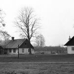 fot. B. Tondos, listopad 1964 r., budynki szkolne: po lewej budynek stary, po prawej budynek nowy