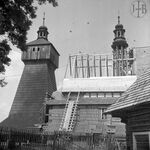 fot. J. Tur, 1966-1967 r., poszywanie połaci dachowych nowym gontem