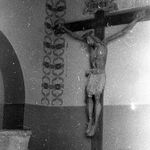 fot. Barbara Tondos, l. 60-te XX w., krucyfiks w kruchcie kościoła 