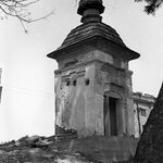 fot. Barbara Tondos, kapliczka w trakcie prac remontowych