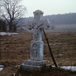 Huta Lubycka, krzyż na granicy z Mrzygłodami Lubyckimi, widok od pd. -zach., fot. J. Giemza, ok. 1985, TT_109_09_AS_066