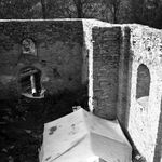 fot. J.T., B.T., zabezpieczanie korony murów w 1972 r.