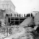 Jarosław, ul. Grodzka, brama krakowska i mury miejskie, prace przy odsłonięciu fortyfikacji, fot. L. Starzak, 10.12.1973, sygn. TT_25_4310_C_036