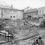 Jarosław, ul. Grodzka, brama krakowska i mury miejskie, prace przy odsłonięciu fortyfikacji, fot. L. Starzak, 10.12.1973, sygn. TT_25_4298_C_024