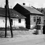 Babice, pn. pierzeja rynku, widok od. pd.- zach., od prawej dom nr: 7, 6, 5 oraz fragment dachu domu nr 4, fot. B. Tondos, 10	maja	1967	r. 