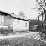 Babice, pn. pierzeja rynku, od prawej domy nr: 1,3,4, fot. B. Tondos, 1994 r.