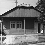 Pruchnik, ul. Rynek 21, pierzeja pd. -zach., dom, elewacja pn. -wsch., fot. A. Bocheński, 1981, sygn. AAB_01_10_59