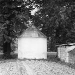 Błażowa i okolice, kapliczka, elewacja tylna, fot. A. Bocheński, 1980, sygn. AAB_01_11_019_C