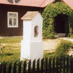 Przysietnica, kapliczka przy domu nr 364, fot. A. Bocheński, 2001, sygn. AAB_01_08_13_C 