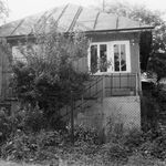 Pruchnik, ul. Długa 28, dom, widok od pd. -wsch., fot. A. Bocheński, 1981, sygn. AAB_01_10_31