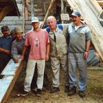 Gorajec,  plac przycerkiewny, ekipa remontowa oraz August Bocheński  (drugi od prawej), fot. J. Mazur, 02.09.2000, sygn. AAB_001_007_05_C