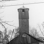 Drwinia, budynek Ochotniczej Straży Pożarnej i kapliczka Matki Boskiej z Dzieciątkiem Jezus, widok od zach., fot. A. Bocheński, 1980, sygn. AAB_01_18_08_C