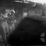 Komańcza, spichlerz (obecnie w MBL), elewacja frontowa, na zdjęciu uczestnicy prac inwentaryzacyjnych, fot. A. Bocheński, 1960, sygn. AAB_01_02_10_C