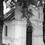 Błażowa i okolice, kapliczka, elewacja frontowa i boczna (lewa), fot. A. Bocheński, 1980, sygn. AAB_01_11_036_C