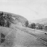 Komańcza, widok wsi z infrastrukturą kolejową, panorama 2a fot. A. Bocheński, 1960, sygn. AAB_01_02_22_C