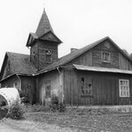 Hyżne, dom parafialny, widok od zach., fot. A. Bocheński, 1993, sygn. AAB_01_12_02_C