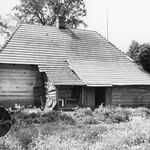Hyżne, zagroda (1), dom, elewacja tylna, w tle po prawej widoczna stodoła , fot. A. Bocheński, 1993, sygn. AAB_01_12_18_C
