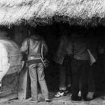 Błażowa i okolice, zespół zabudowań gospodarczych, stodoła, uczestnicy prac inwentaryzacyjnych przy wejściu do obiektu, fot. A. Bocheński, 1980, sygn. AAB_01_11_037_C