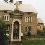 Stara Wieś, kapliczka przy domu nr 494, od wsch. Fot. A. Bocheński, 2001, AAB_01_08_20_C
