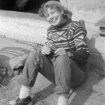 Błażowa i okolice, zagroda (1), kobieta przy wejście do chałupy, fot. A. Bocheński, 1980, sygn. AAB_01_11_021_C