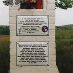 Stara Wieś, kapliczka na Polowcu, pamiątkowe tablice zamontowane w 2000 r., fot. A. Bocheński, 2001, sygn. AAB_01_08_02_C 