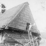 Komańcza, chyża (obecnie w MBL), elewacja szczytowa II i fragment elewacji frontowej, na zdjęciu uczestnik prac inwentaryzacyjnych, fot. A. Bocheński, 1960, sygn. AAB_01_02_34_C