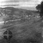 Komańcza, widok wsi z infrastrukturą kolejową, panorama 2e, fot. A. Bocheński, 1960, sygn. AAB_01_02_09_C