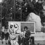 Błażowa, uczestnicy obozu inwentaryzacyjnego, na tle pomnika partyzantów AK-BCH, fot. A. Bocheński, 1980, sygn. AAB_01_11_041_C