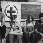Błażowa, uczestnicy obozu inwentaryzacyjnego, na tle pomnika partyzantów AK-BCH, fot. A. Bocheński, 1980, sygn. AAB_01_11_040_C