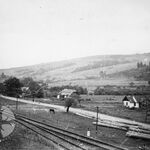 Komańcza, widok wsi z infrastrukturą kolejową, panorama 2, fot. A. Bocheński, 1960, sygn. AAB_01_19_02_C