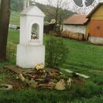 Stara Wieś, kapliczka przy domu nr 488 od pn. -zach. Fot. A. Bocheński, 2001, AAB_01_08_18_C