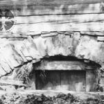 Komańcza, spichlerz (obecnie w MBL), elewacja szczytowa I, wejście do piwnicy, fot. A. Bocheński, 1960, sygn. AAB_01_02_07_C