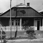 Pruchnik, ul. Rynek 20, pierzeja pd. -zach., dom, elewacja pn. -wsch., fot. A. Bocheński, 1981, sygn. AAB_01_10_58