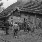 Błażowa i okolice, inwentaryzatorzy podczas dokumentacji chałupy (3), A. Bocheński trzeci od lewej, fot. nn, 1980, sygn. AAB_01_11_032_C