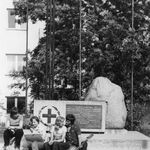 Błażowa, uczestnicy obozu inwentaryzacyjnego, na tle pomnika partyzantów AK-BCH, fot. A. Bocheński, 1980, sygn. AAB_01_11_043_C