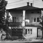 Pruchnik, ul. Rynek 22/23, pierzeja pd. -zach., dom, elewacja pn. -wsch., fot. A. Bocheński, 1981, sygn. AAB_01_10_57 