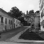 Pruchnik, ul. Kościelna, widok od pd. -wsch., na pierwszym planie po lewej kamienica ul. Rynek 5, fot. A. Bocheński, 1981, sygn. AAB_01_10_03