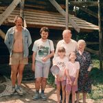 Gorajec,  plac przycerkiewny, grupa ludzi, August Bocheński  drugi od prawej z tyłu, fot. J. Mazur, lipiec 1995, sygn. AAB_001_007_04_C