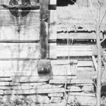 Komańcza, spichlerz (obecnie w MBL), elewacja tylnia, węgłowanie, fot. A. Bocheński, 1960, sygn. AAB_01_02_03_C